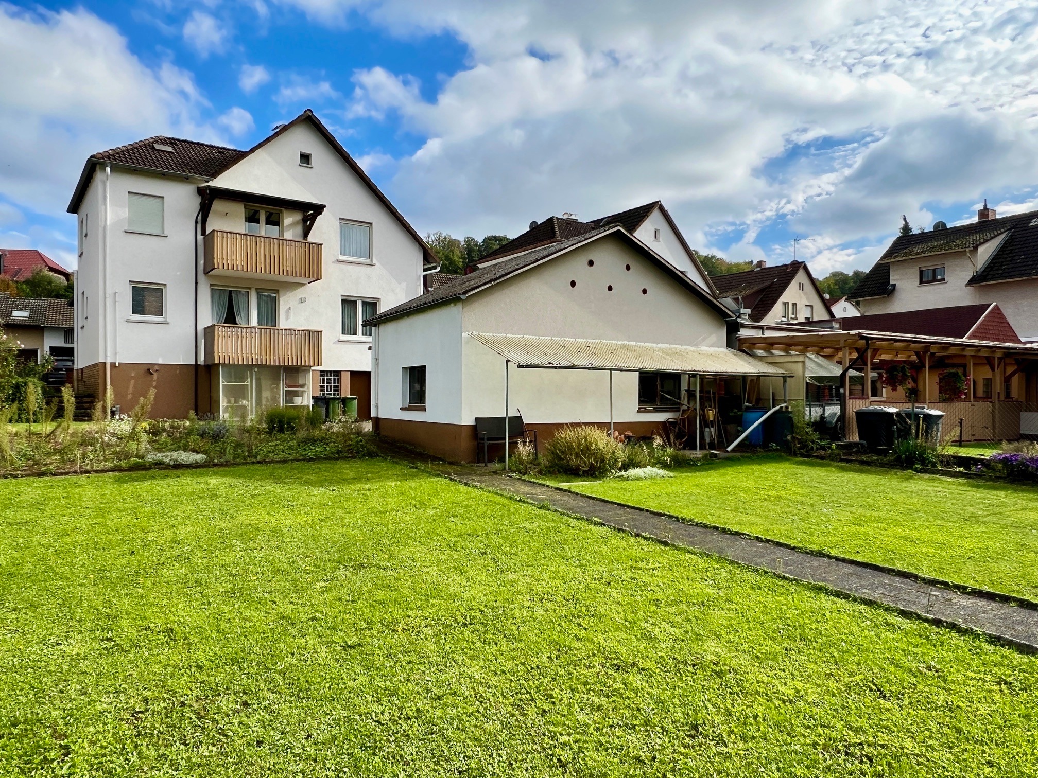 Reserviert! Wohnhaus mit großem Garten u. Doppelgarage in ruhiger Wohnlage bei Degenhardt Immobilien