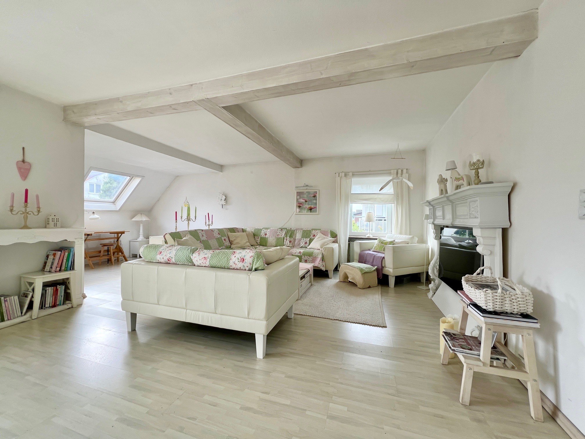 Lichtdurchflutete Wohnung mit viel Platz (zus. im DG) und Sonnenloggien bei Degenhardt Immobilien