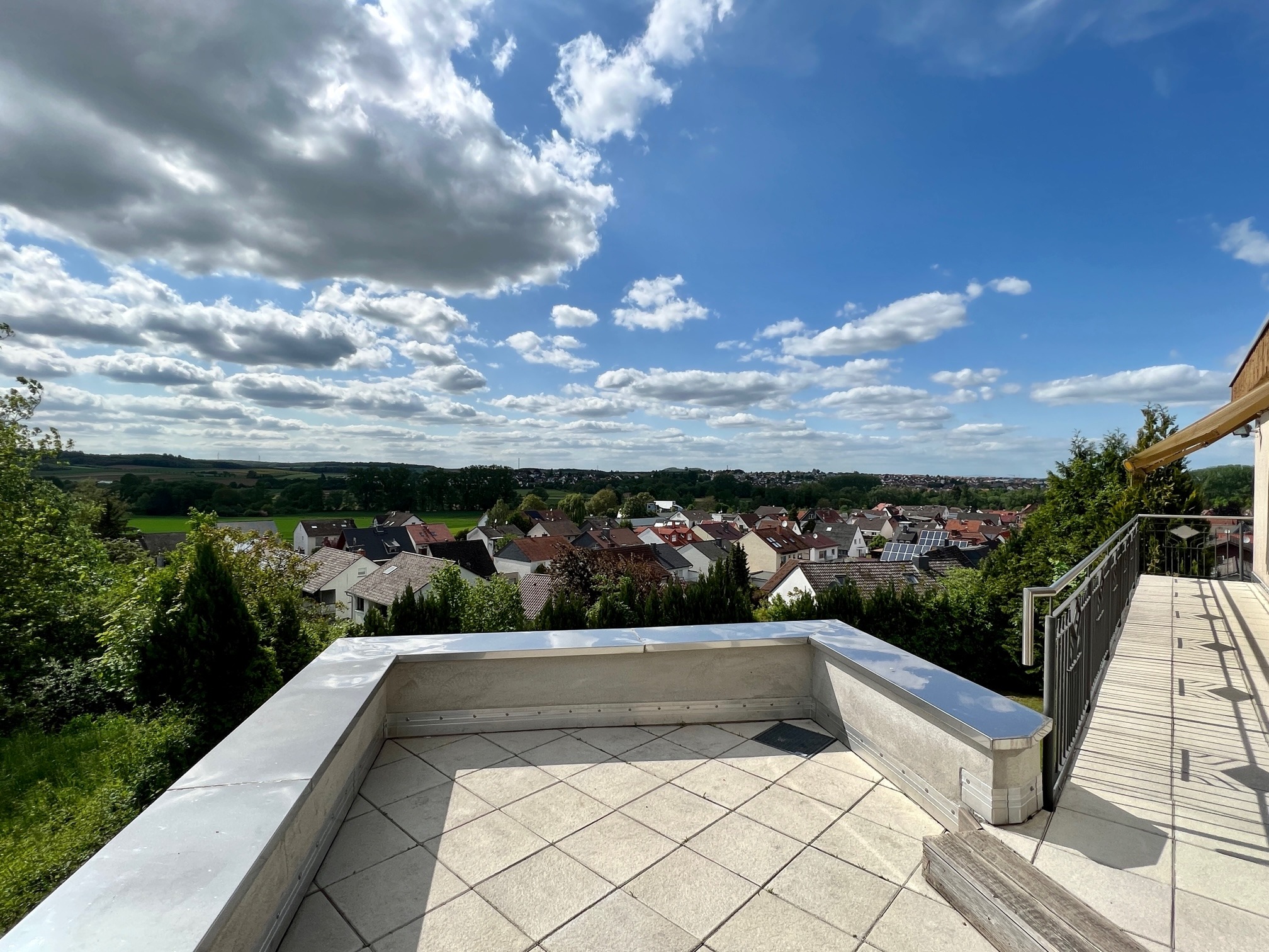Viel Platz zum Wohnen und Arbeiten mit herrlichem Ausblick in ruhiger Ortsrandlage! bei Degenhardt Immobilien
