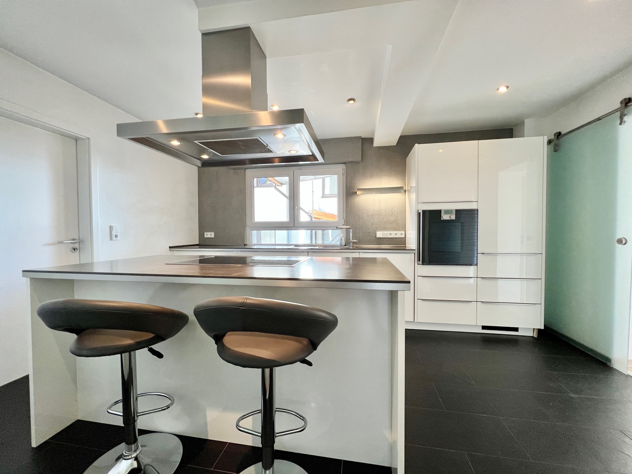 Tolles Wohnambiente mit Designküche, Kaminofen und großer Terrasse! bei Degenhardt Immobilien