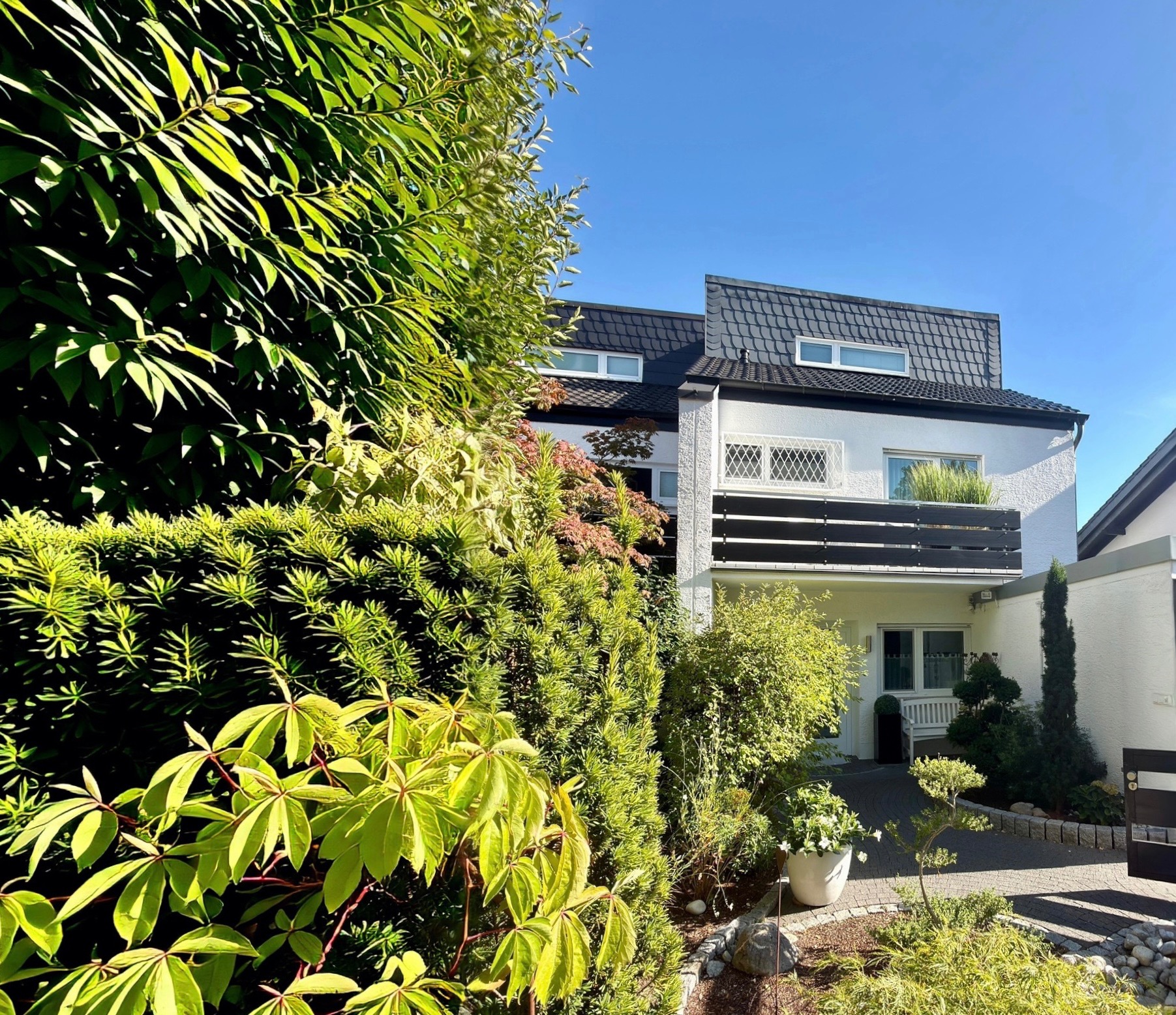 Stil, Komfort & Gartenidylle – außergewöhnliche Doppelhaushälfte in Ober-Roden (Breidert) bei Degenhardt Immobilien